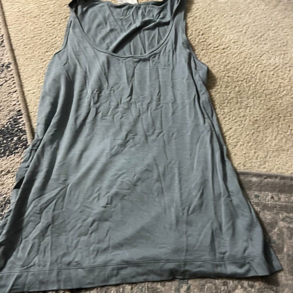 Wynee layers small top - Picture 2 of 5